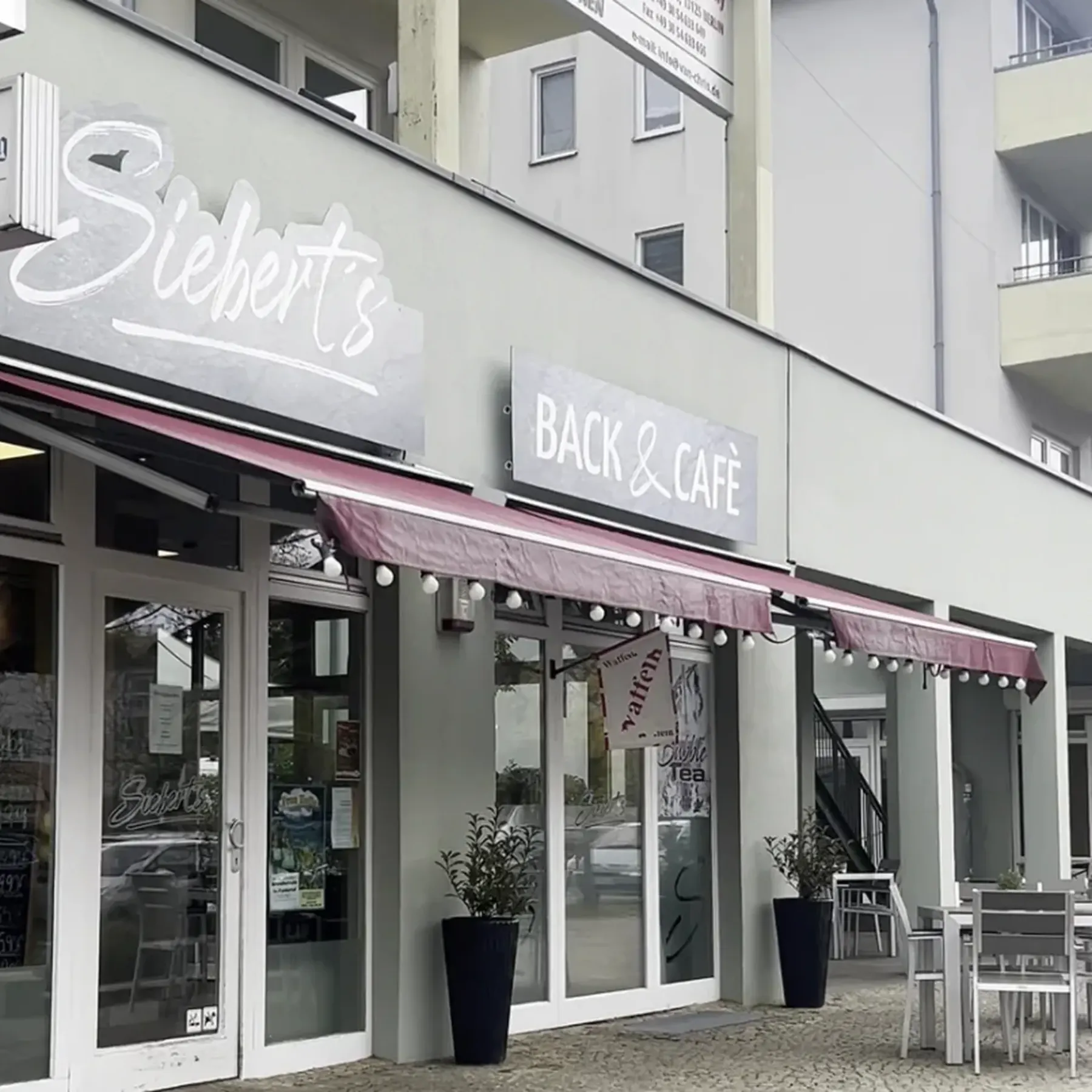 Eingang von Siebert's Back & Cafè in der Achillesstraße 65